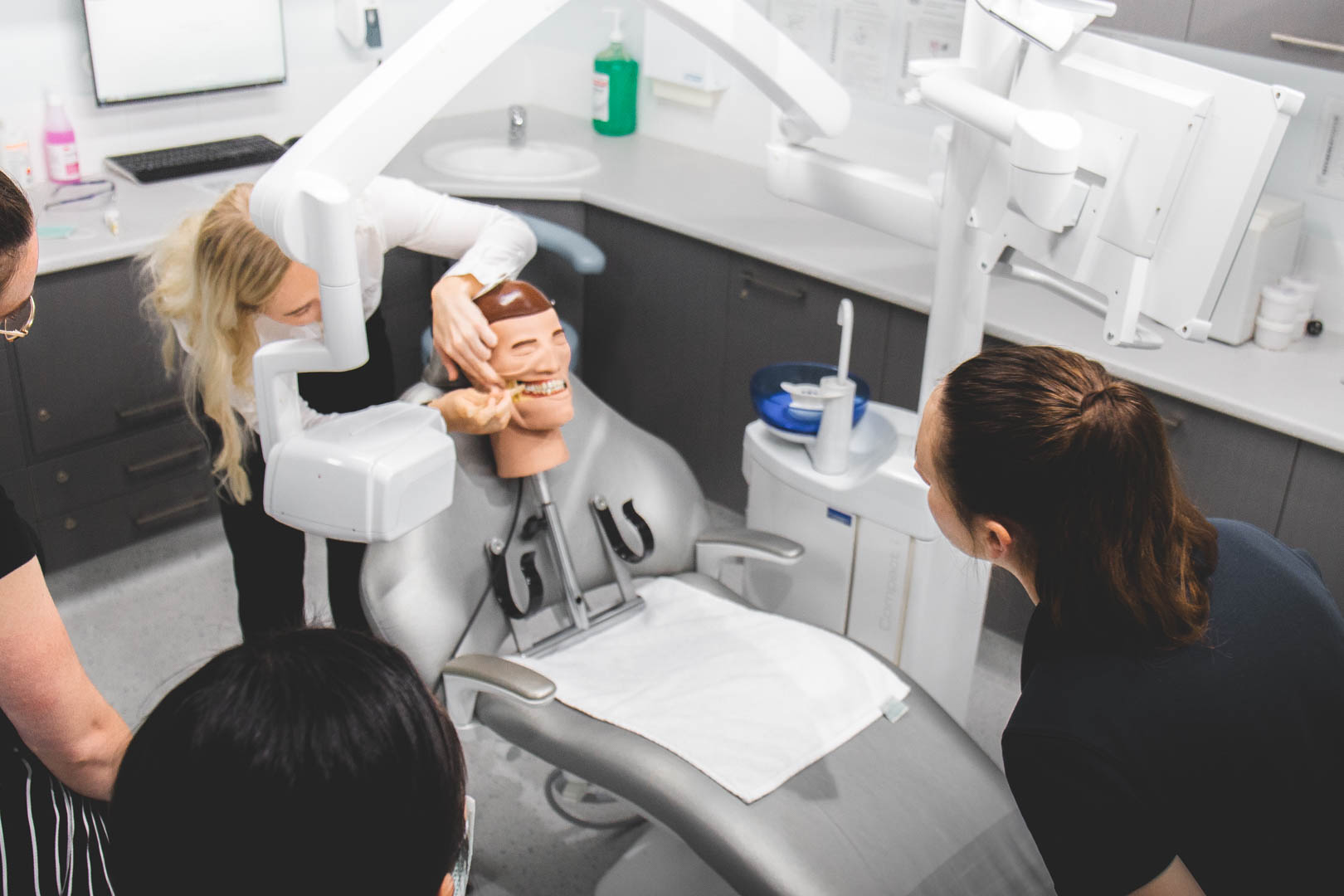 How To Become A Dental Assistant